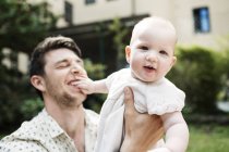 Junger Vater trägt kleines Mädchen — Stockfoto