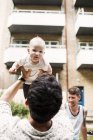 Junger Vater trägt kleines Mädchen — Stockfoto