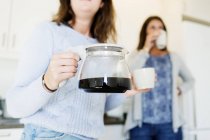 Жінки мають каву в новому будинку — стокове фото