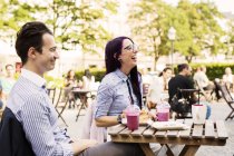 Друзі розмовляють у тротуарному кафе — стокове фото