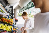 Couple buying fruits and vegetables — Stock Photo