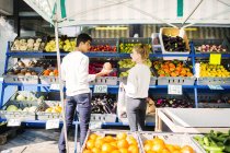 Coppia acquisto di frutta e verdura — Foto stock