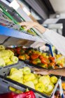 Casal compra de frutas e legumes — Fotografia de Stock