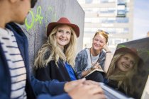 Freelancers sonrientes usando laptop - foto de stock