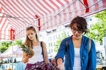 Teenager-Mädchen kaufen Früchte — Stockfoto