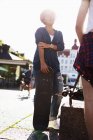 Девушки стоят со скейтбордами на улице — стоковое фото
