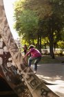 Teenager-Mädchen skateboarden auf Rampe — Stockfoto