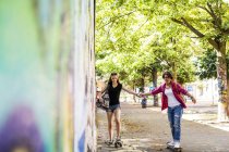 Teenager-Mädchen skateboarden an der Wand — Stockfoto