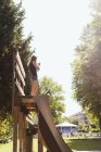 Adolescente debout sur la rampe au parc — Photo de stock