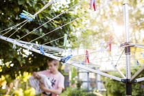 Mollette su clothesline con ragazzo in background — Foto stock