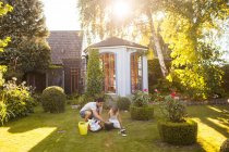 Vater mit Tochter bei der Gartenarbeit — Stockfoto