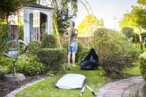 Giardinaggio donna in cortile — Foto stock