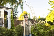 Donna felice con forchetta da giardinaggio — Foto stock