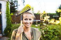 Femme heureuse avec fourchette de jardinage — Photo de stock