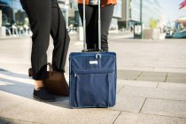 Бізнес-леді з багажем стоячи — стокове фото