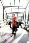 Бізнес-леді, що йде ескалатором — стокове фото