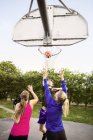 Amici che giocano a basket al parco — Foto stock