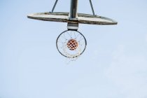 Basketball hoop and ball against sky — Stock Photo