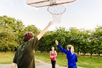 Друзья играют в баскетбол в парке — стоковое фото