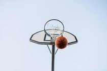 Баскетбольне кільце і м'яч проти неба — стокове фото