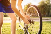 Спортивний чоловік надуває велосипед — стокове фото