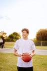 Menino segurando basquete no parque — Fotografia de Stock