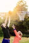 Друзі грають у баскетбол у парку — стокове фото