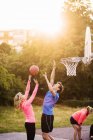 Freunde spielen Basketball im Park — Stockfoto