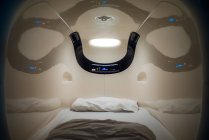 Cápsula futurista para dormir - foto de stock
