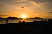 Silhouetten von Menschen bei Sonnenuntergang — Stockfoto