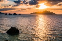 Puesta de sol sobre la isla Kerama - foto de stock