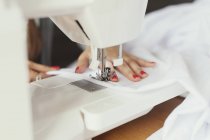 Модный дизайнер с помощью швейной машины — стоковое фото