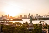 O horizonte de Tóquio com a Estátua da Liberdade — Fotografia de Stock