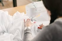 Stilista di moda utilizzando macchina da cucire — Foto stock