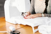 Diseñador de moda con máquina de coser - foto de stock