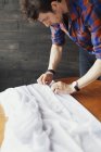 Designer maschio pinning tessile bianco — Foto stock