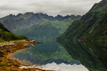 Горы у спокойного озера — стоковое фото
