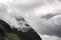 Montaña cubierta de nubes - foto de stock