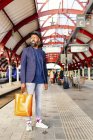 Uomo in piedi alla stazione ferroviaria — Foto stock