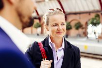 Businesswoman standing with colleague — Stock Photo