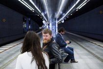 Colegas sentados na estação de metrô — Fotografia de Stock