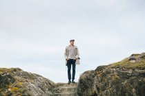 Man standing on cliff — Stock Photo