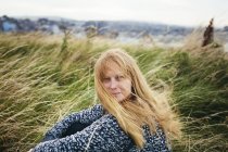 Nachdenkliche blonde Frau auf dem Feld — Stockfoto
