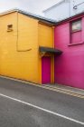 Exterior de colorido edificio por calle - foto de stock