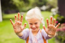 Menina mostrando suas mãos sujas — Fotografia de Stock