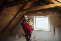 Vater und Tochter untersuchen Dachboden — Stockfoto