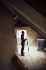 Mann mit Arbeitsgerät renoviert Dachboden — Stockfoto