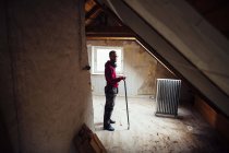 Homme avec outil de travail rénovation grenier — Photo de stock