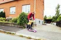 Mann lehrt Tochter reiten — Stockfoto