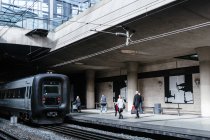 Persone che camminano sulla piattaforma della stazione ferroviaria — Foto stock
